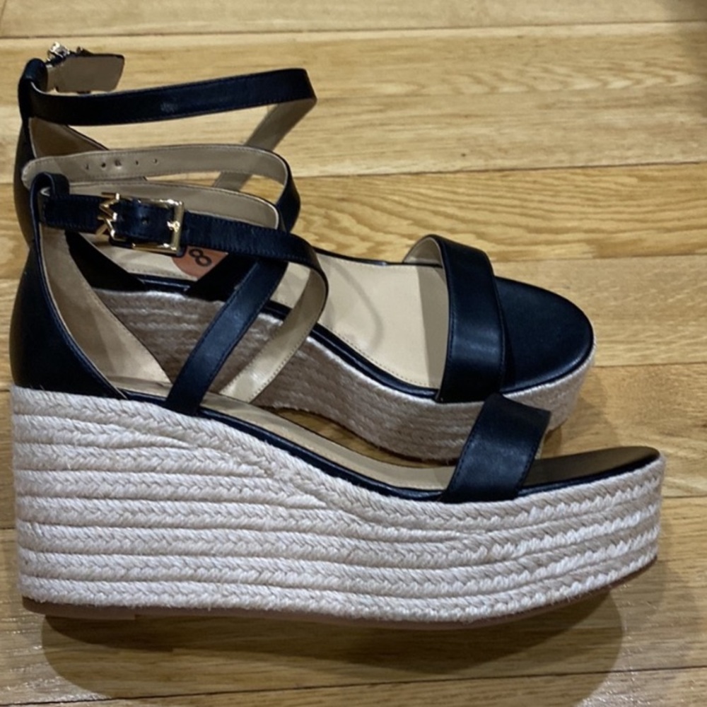 Michael Kors leathers wedge sandals. - Picture 9 of 9